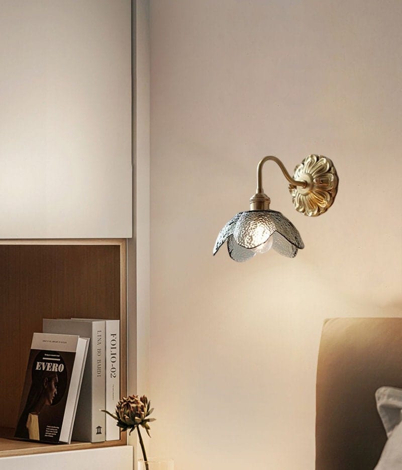 AstraLily Wandleuchte mit gesätem Glasschirm und gebürsteter Messingoberfläche im Jugendstil inspiriertem Wandarm