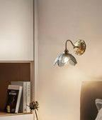 AstraLily Wandleuchte mit gesätem Glasschirm und gebürsteter Messingoberfläche im Jugendstil inspiriertem Wandarm