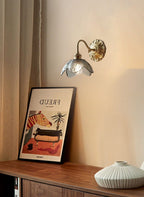 AstraLily Wandleuchte mit gesätem Glasschirm und gebürsteter Messingoberfläche im Jugendstil inspiriertem Wandarm